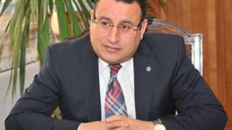 الدكتور  عبد العزيز