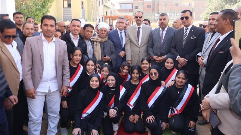 المحافظ برفقة مسئولى