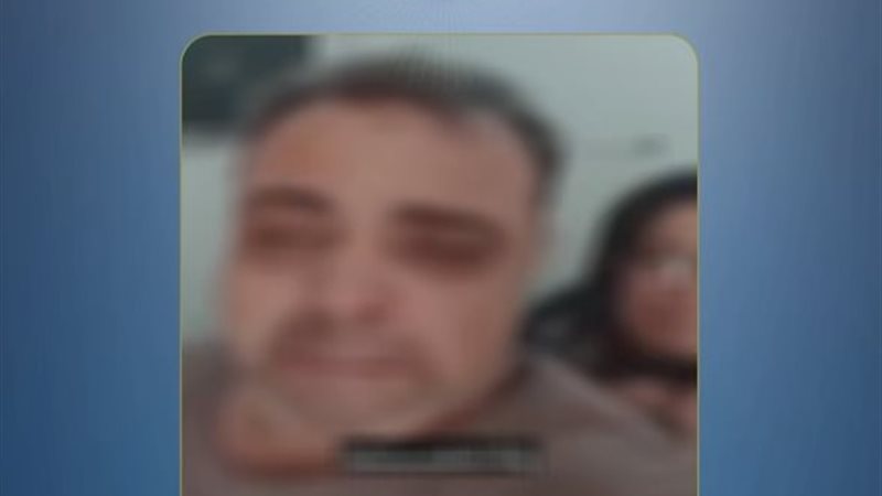 أحد الأشخاص و زوجته 