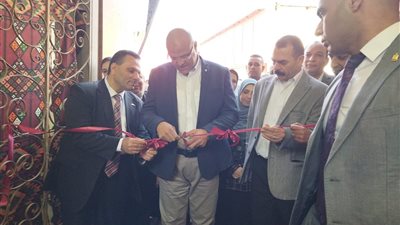 بالصور.. محافظ الإسكندرية يفتتح معرض 