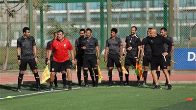 أوسكار رويز يقود تدريبًا عمليًا مكثفًا لـ20 حكمًا بمركز المنتخبات