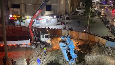 إصابة 5 اشخاص.. سقوط ميكروباص داخل حفرة أسفل كوبري الزاوية الحمراء 