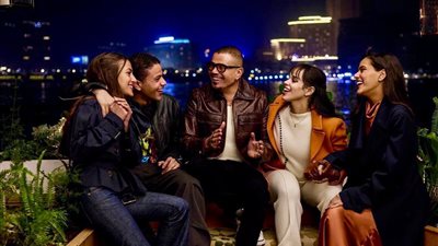 «نقصاك القعدة».. عمرو دياب يجمع أبناءه الأربعة لأول مرة في إعلان واحد