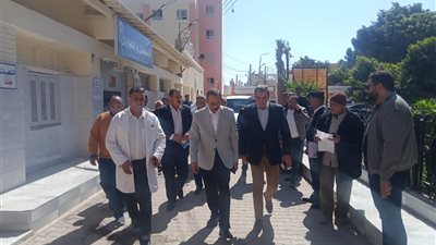 شربوا بوظه.. محافظ سوهاج يطمئن على ٦١ حالة تسمم من العسيرات بمستشفى جرجا