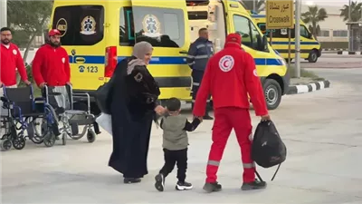 معبر رفح يستقبل دفعة جديدة من العائدين إلى قطاع غزة وسط تسهيلات مصرية متواصلة