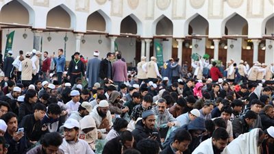 مشهد رمضاني مهيب بصحن الأزهر.. آلاف الوافدين يجتمعون على القرآن ومائدة واحدة