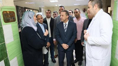 محافظ المنوفية يفاجئ مجمع عيادات أبو بكر الصديق للتأمين الصحي.. ويحيل 12 للتحقيق