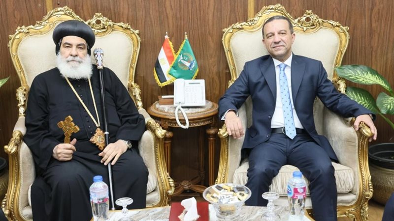 المحافظ اثناء اللقاء