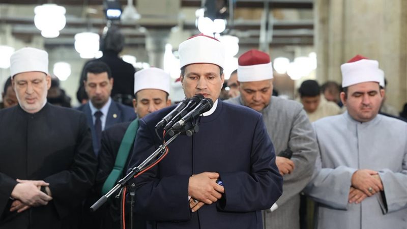 إقبالاً واسعًا من المصلين في أولى ليالي شهر رمضان