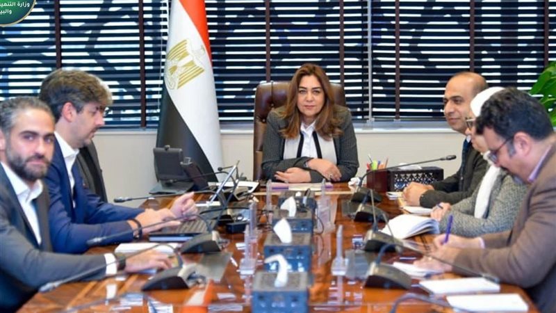 د.منال مع فريق عمل