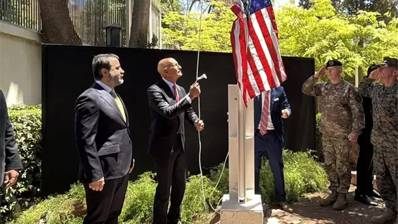 رفع علم أمريكا في