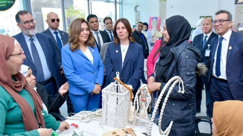  منال عوض أثناء زيارة