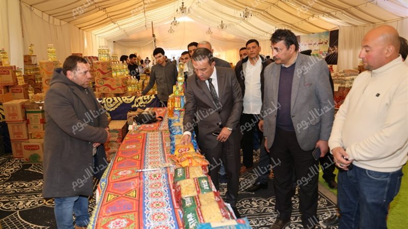 المحافظ يتفقد معرض