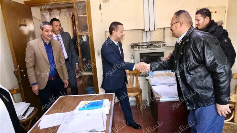 المحافظ اثناء تقديم