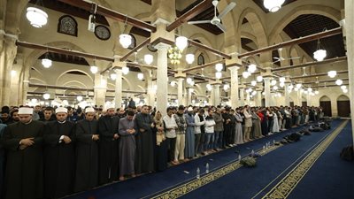 آلاف المصلين يحيون الليلة السادسة من رمضان بالجامع الأزهر.. وتنوع لافت في القراءات المتواترة