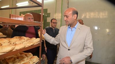 محافظ أسيوط يقود جولة مفاجئة على المخابز ومستودعات البوتاجاز