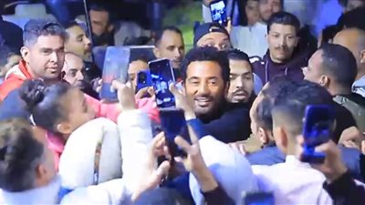 تدافع جماهيري يربك شوارع القاهرة القديمة.. والأمن يتدخل أثناء تصوير إفراج لـ عمرو سعد