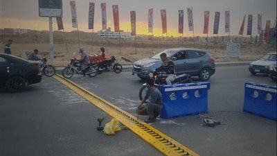 المطبات الشوكية سلاح جهاز مدينة حدائق أكتوبر  لمواجهة السير العكسي