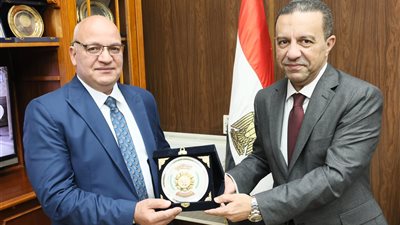 محافظ المنوفية يكرم مدير مديرية الزراعة السابق