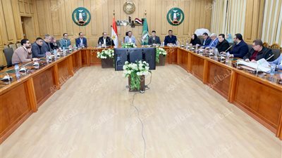 محافظ المنوفية يناقش الموقف التنفيذي لمشروعات الرصف بالخطة الاستثمارية 