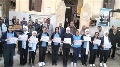 الإدارة التعليمية بطهطا تكرم المتفوقات وتشرح مبادرة 