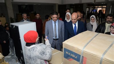 محافظ أسيوط يسلم 10 أجهزة عرائس وكرسيين متحركين كهربائيين للأسر الأولى بالرعاية