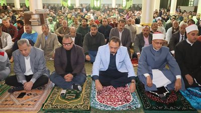 محافظ سوهاج يؤدي صلاة الجمعة بمسجد الشرطة - صور