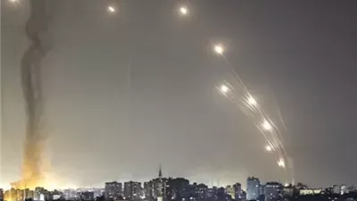 إعلام عبري: مقتل شخصين وإصابة آخرين بإسرائيل إثر سقوط صورايخ إيرانية انشطارية