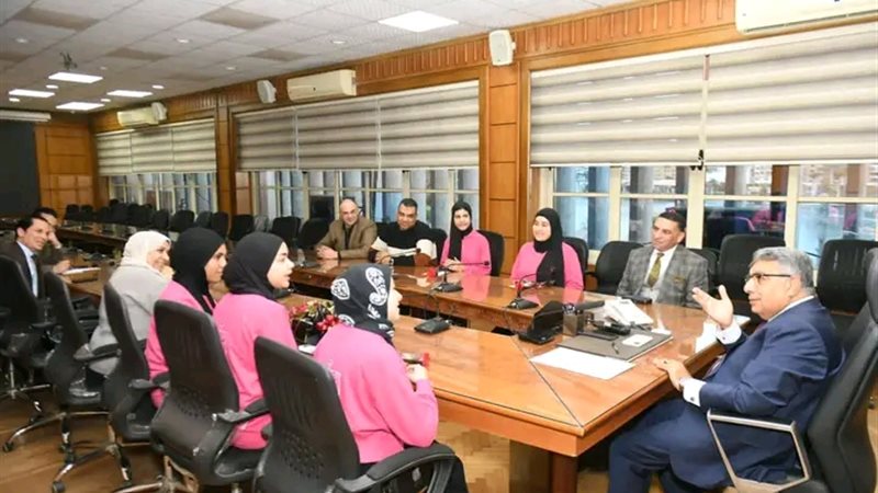 محافظ الدقهلية يلتقي فتيات مبادرة 