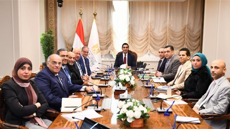 وزير الرياضة يلتقي