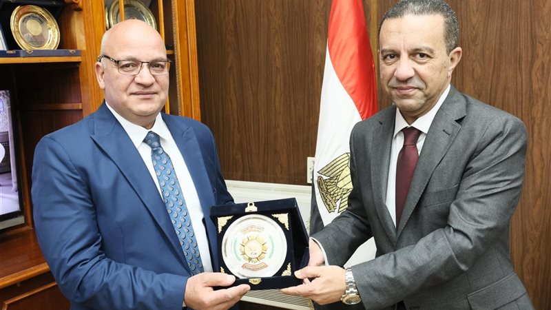 المحافظ يهدى درع