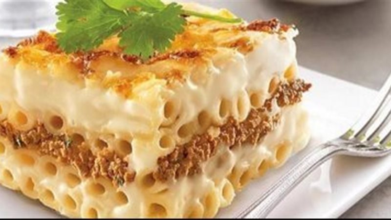 مائدة عامرة بالأكلات