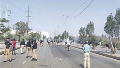 غضبا على مقتل خامنئي.. قتلى وجرحى خلال اقتحام القنصلية الأمريكية جنوب باكستان