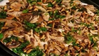 بصلصة الزبادي وقليل من الصنوبر قدمي لأسرتك طبق الفتة السوري الرائع