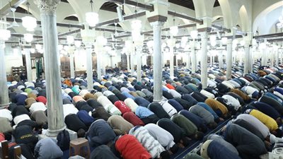 قيادات الأزهر تتقدم صفوف المصلين في أجواء روحانية مهيبة