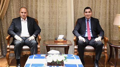 وزير الرياضة يلتقي رئيس شركة بيرزنتيشن لايف لتعزيز الشراكة الرياضية