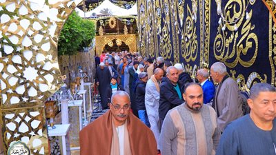 بحضور أعضاء مجلسي النواب والشيوخ ونجوم الفن والإعلام.. نهال طايل تستقبل عزاء والدها