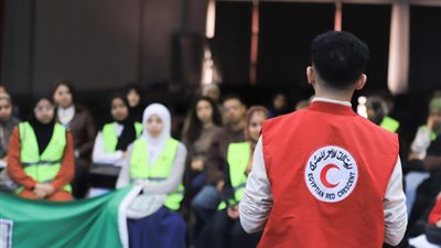 طلاب بجامعة القاهرة يشاركون  في إعداد قافلة زاد العزة للمساعدات الإنسانية لأهالي غزة