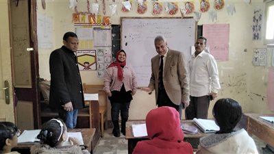 مدير الإدارة التعليمية يتابع مدرسة البارودي الابتدائية بطهطا في سوهاج