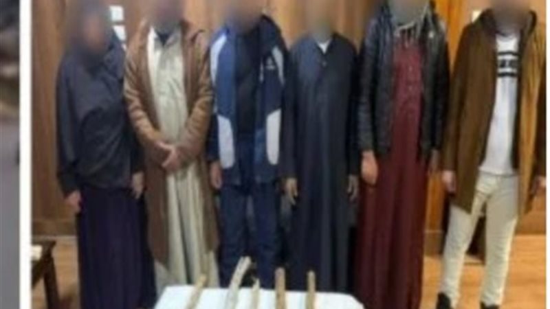 بالشوم والحجارة.