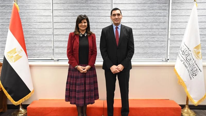 وزير الرياضة والسفيرة