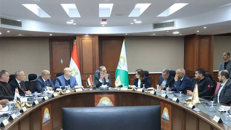 محافظ الجيزة في أولي لقاءاته بالمواطنين 