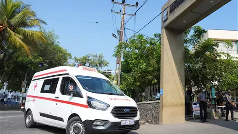 سيارة إسعاف تنقل