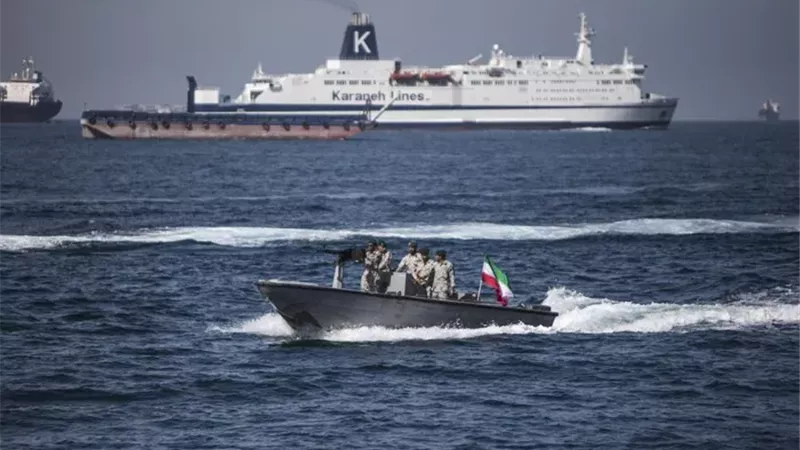 قوات إيرانية تقوم