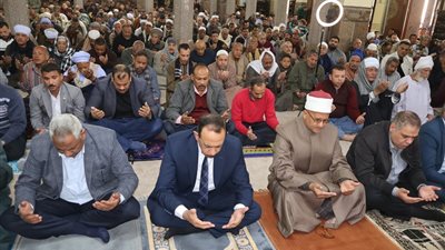 محافظ سوهاج ونائبه يؤديان صلاة الجمعة بمسجد العارف بالله بحي غرب