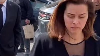 لحظات مؤثرة.. نور تنهمر في البكاء خلال وصول جثمان زوجها إلى الكنيسة