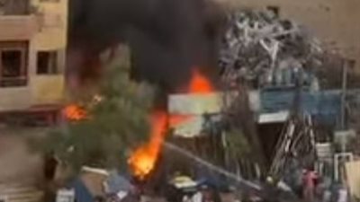 حريق كبير مصحوب بأصوات إنفجارات بمخازن الخردة بالعمرانية