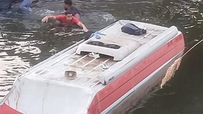 إصابة 10 من العاملين ببنك الدم في انقلاب سيارة بترعة الإبراهيمية بالمنيا