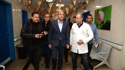 محافظ أسيوط يفاجئ العاملين بمستشفى منفلوط المركزي الجديد بجولة ميدانية 