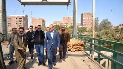 محافظ أسيوط يتابع تنفيذ كوبري الحواتكة بمنفلوط ويوجه بسرعة الانتهاء منه